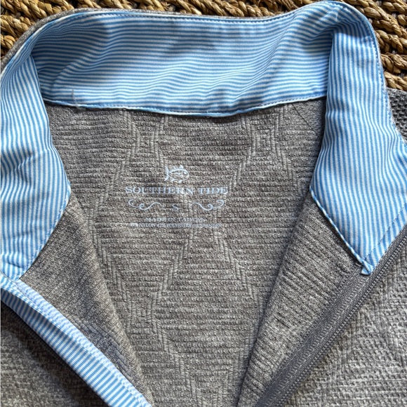 Southern Tide, women’s performance quarter-zip, size small. - Picture 3 of 5